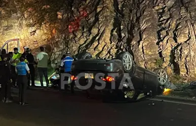 Vuelca su auto en Garza Sada tras ir a exceso de velocidad