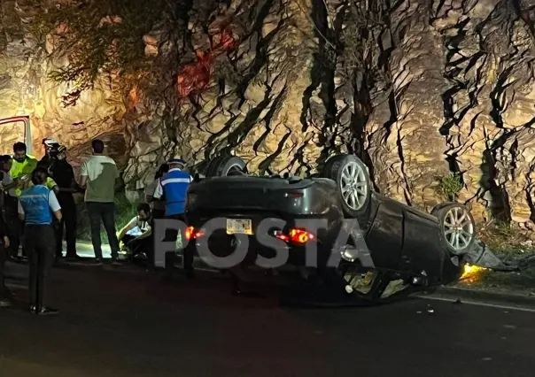 Vuelca su auto en Garza Sada tras ir a exceso de velocidad