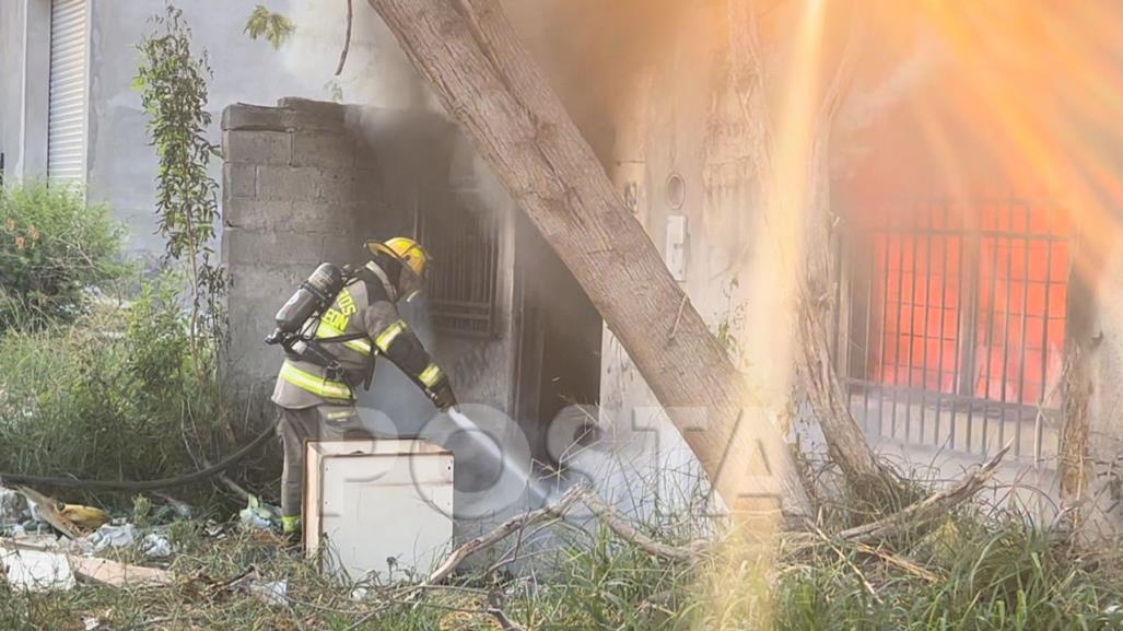 Incendio consume casa abandonada en Monterrey