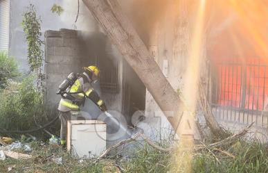 Incendio consume casa abandonada en Monterrey