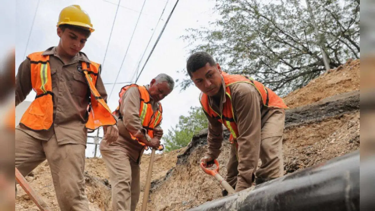 Durante este incidente, Servicios de Agua y Drenaje de Monterrey dio a conocer que su personal ha trabajado sin descanso las 24 horas del día y los 7 días de la semana con el objetivo de solucionar la falla lo más rápido posible. Foto: AyD