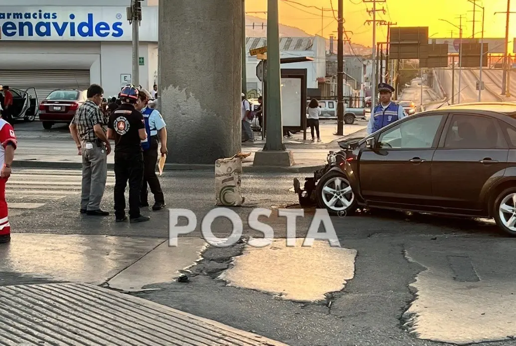 En el sitio el conductor del vehículo compacto termina con algunos golpes por lo que fue atendido por personal de Protección Civil de Monterrey, del Estado y Cruz Roja. Foto: Raymundo Elizalde.