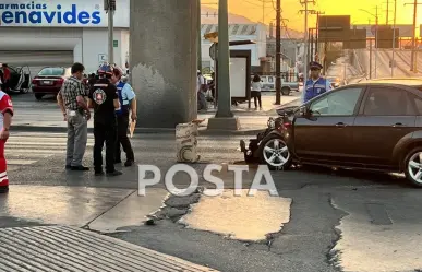 Choca contra auto en la avenida Aztlán deja conductor lesionado y huye