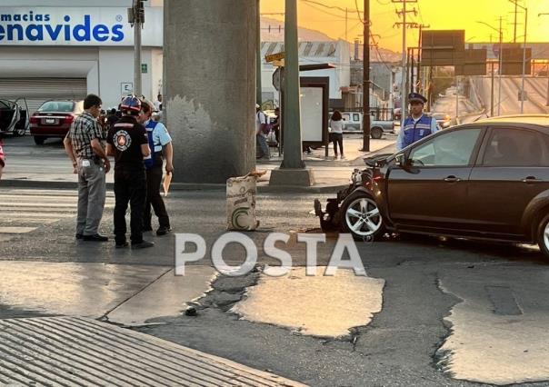 Choca contra auto en la avenida Aztlán deja conductor lesionado y huye