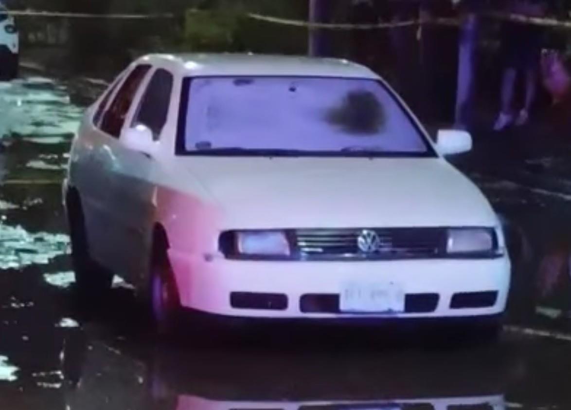 La familia se encontraba dentro de un vehículo Volkswagen Derby color blanco, mientras intentaban cruzar la avenida Loma del Cardenal en la colonia Villa de las Lomas. Foto: Especial.