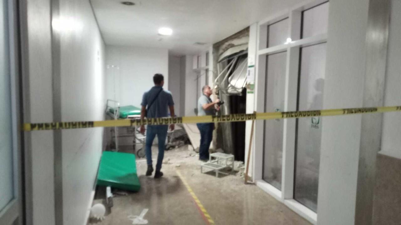 La noche del 10 de julio del año en curso, la menor era trasladada al segundo piso del hospital mencionado, perdió la vida al quedar atrapada dentro de un elevador que no funcionó adecuadamente. Foto: Twitter/ @FGEQuintanaRoo