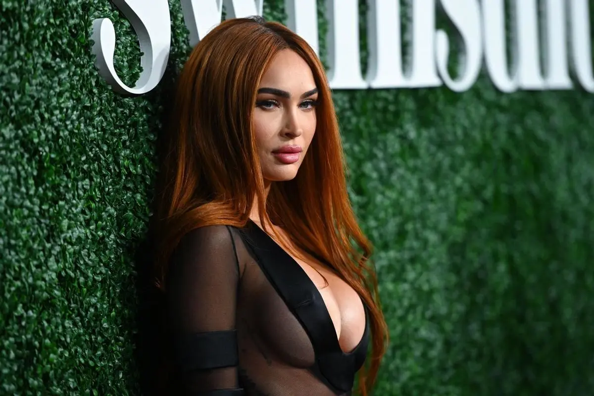 La actriz estadounidense, Megan Fox, se hizo un tatuaje sensual en su zona íntima para cubrir el nombre de su expareja Brian Austin Green. Foto: Woman - El Periódico