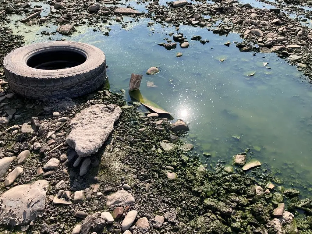 Basura y llantas abandonadas lucen en el río Pesquería. Foto: Rosy Sandoval