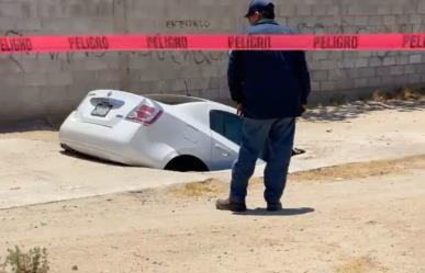 Cae automóvil en socavón en Hermosillo, Sonora