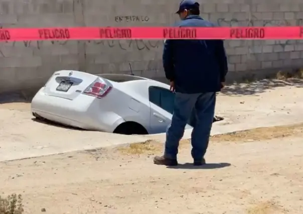 Cae automóvil en socavón en Hermosillo, Sonora