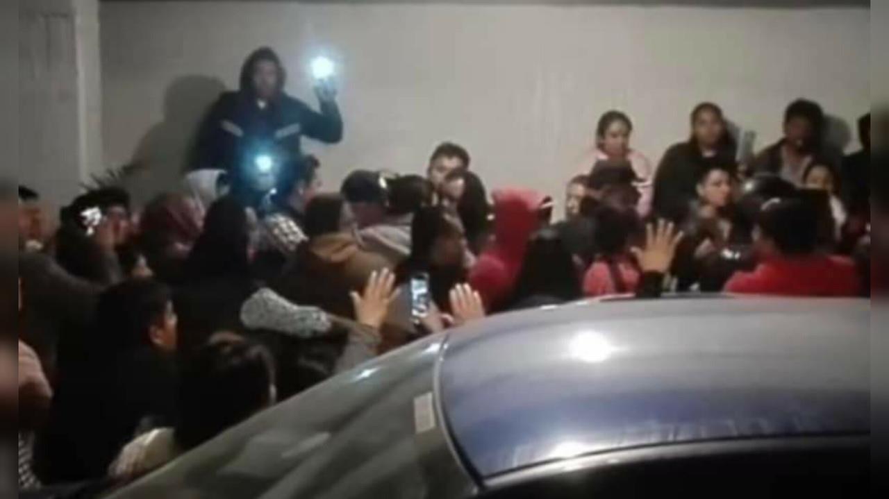 Vecinos del Barrio de Guadalupe en San Mateo Atenco intentaron linchar al sacerdote, lo acusaron de cobrar por todo y de querer cambiar sus costumbres, lograron echarlo de la comunidad; lo salvó la policía municipal. Foto: Cortesía