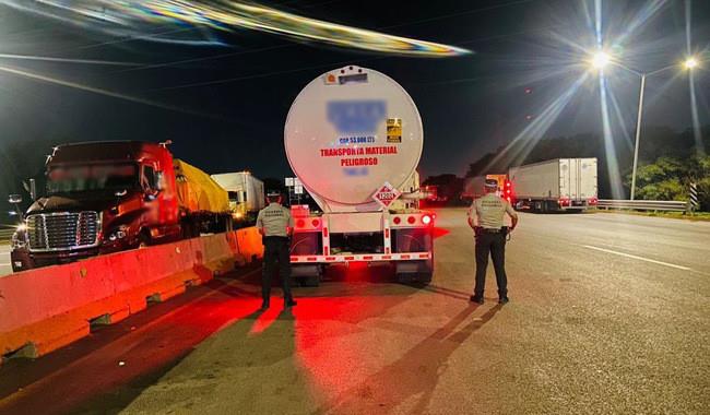 El operador de la pesada unidad no contaba con los permisos para transportar el hidrocarburo. Foto: Guardia Nacional