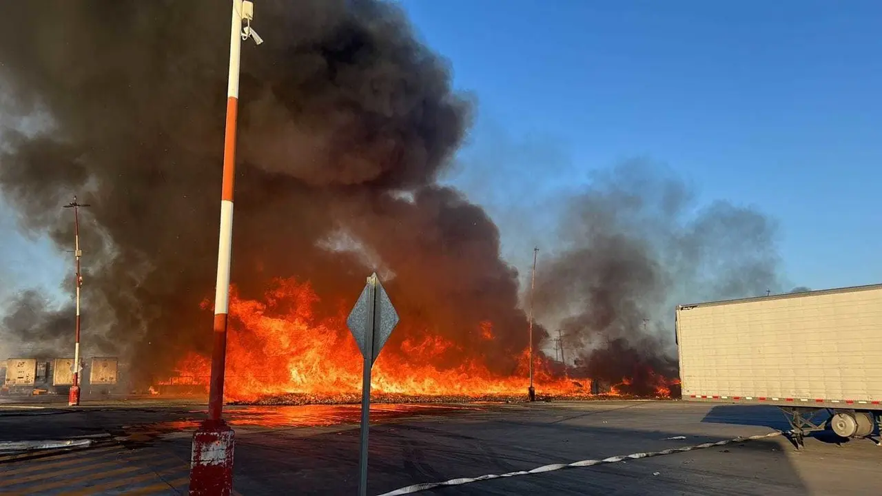 El incendio se dio en el patio del cedis de Wal-Mart. Foto: Cortesía