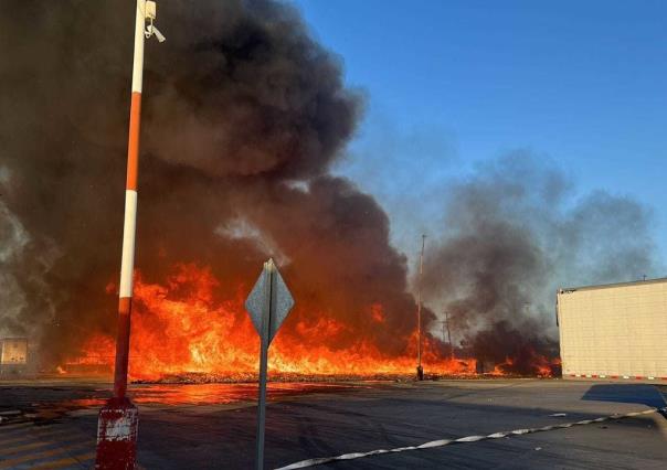 Se registra incendio en centro de distribución Waltmart de General Zuazua