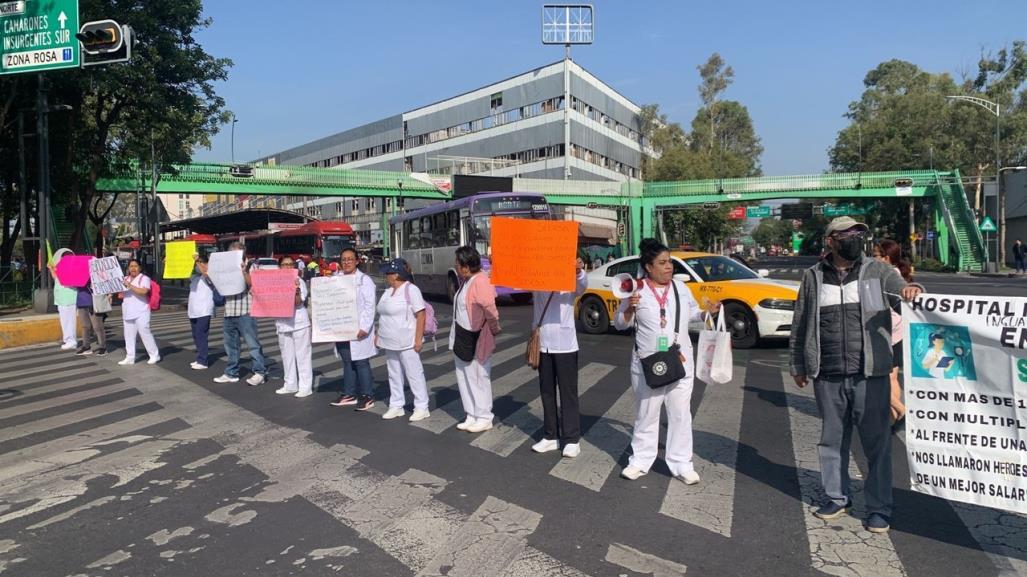 Médicos de la Secretaría de Salud realizan bloqueos; exigen hablar con autoridad