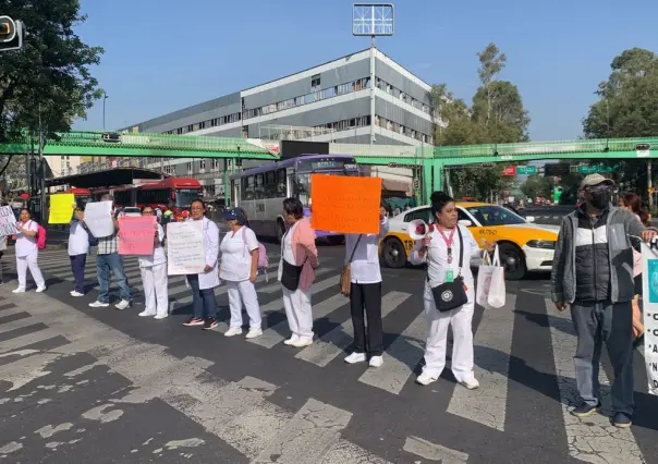 Médicos de la Secretaría de Salud realizan bloqueos; exigen hablar con autoridad