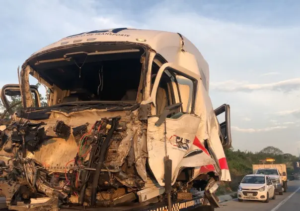 Vuelca tráiler con sulfato de níquel en Jalisco, chofer muere calcinado