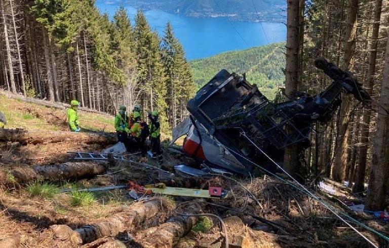 La policía de la provincia de Quebec informó que el accidente ocurrió cuando una parte del equipo de construcción golpeó el teleférico en el complejo turístico de montaña. Foto: AP.