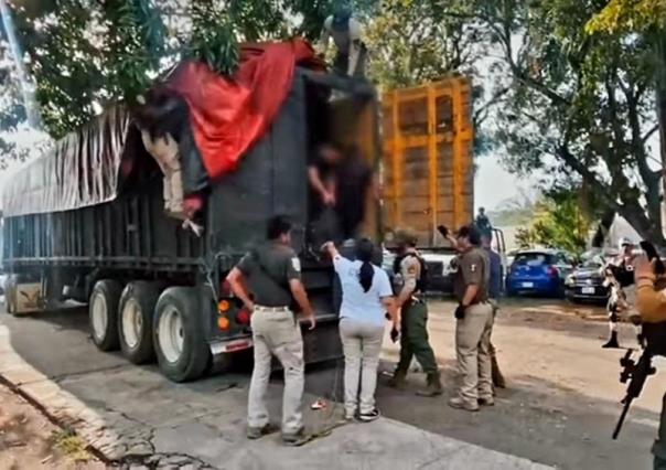 Encuentran más de 300 migrantes en dos tractocamiones en Veracruz