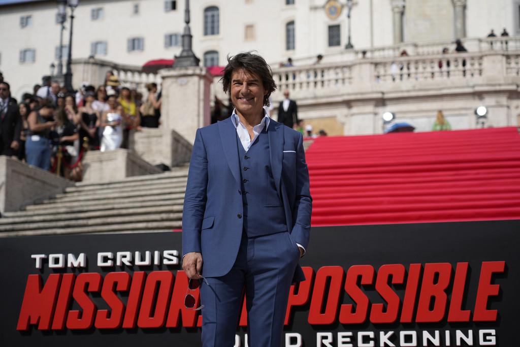 Tom Cruise posa en el estreno de la película Mission: Impossible - Dead Reckoning en la Plaza de España en Roma el 19 de junio de 2023. (Foto AP/Alessandra Tarantino)