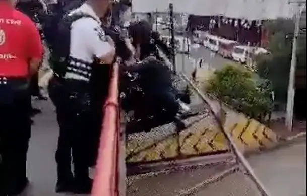 Evitan policías que un hombre se arroje de un puente vehicular en Tlalnepantla