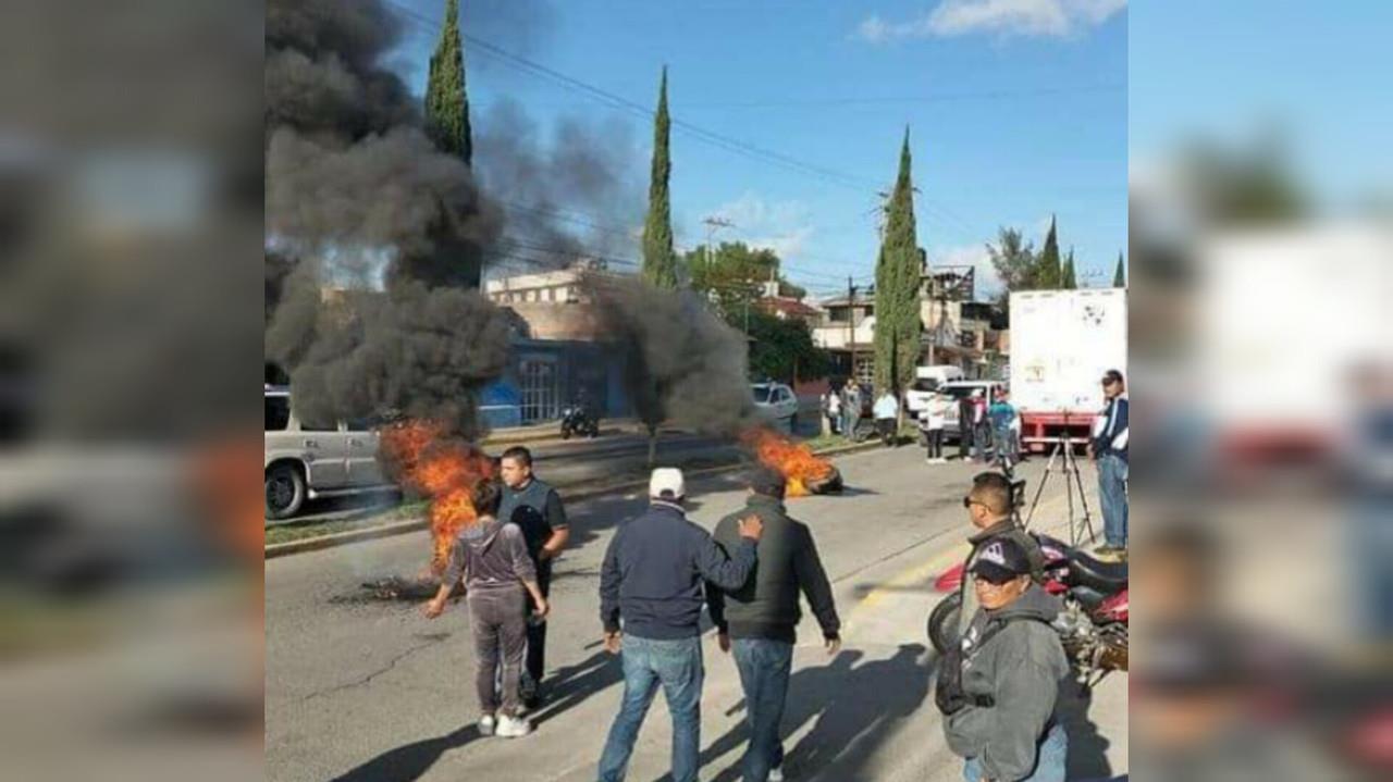 Familiares y vecinos del ciclista Rafael Prado Torres hicieron una protesta con bloqueo y quema de llantas en el boulevard Jorobas en Huehuetoca, exigen justicia y la detención del presunto responsable del atropello que le causó la muerte. Foto: Cortesía