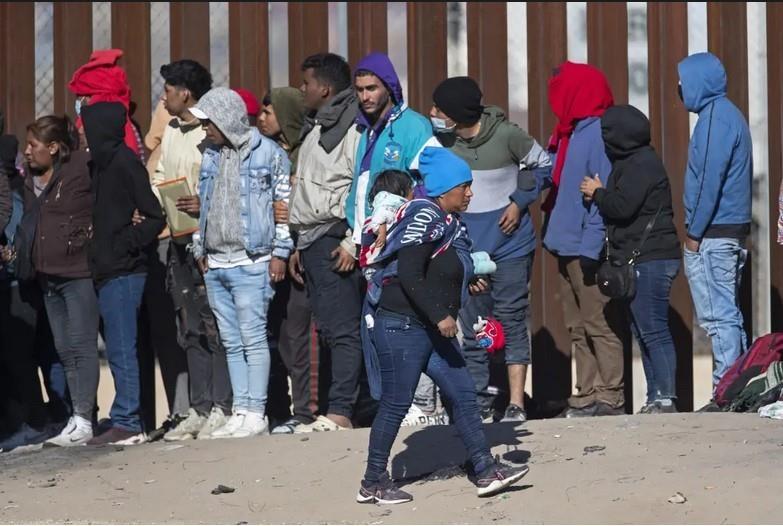 Fila de migrantes que intentaban ingresar a El Paso, Texas, después de cruzar el Río Grande desde Ciudad Juárez, México. (AP Foto/Andrés Leighton, Archivo).