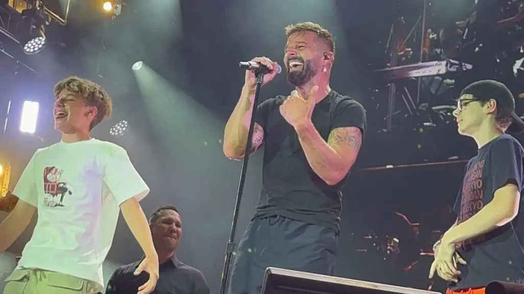 Sorprenden hijos de Ricky Martin tras aparecer en pleno show del cantante