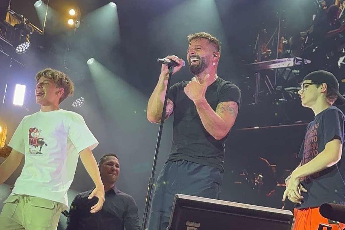 La aparición de Matteo y Valentino, hijos de Ricky Martin, sucedió durante un concierto que el boricua dio en Locarno, Suiza. Foto. Captura Instagram @ricky_martin