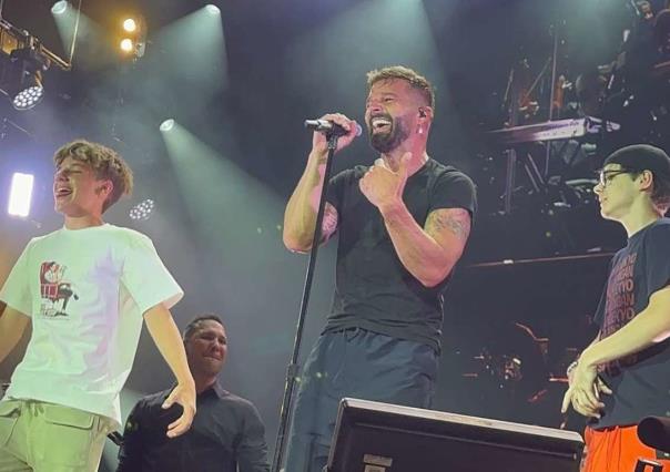 Sorprenden hijos de Ricky Martin tras aparecer en pleno show del cantante