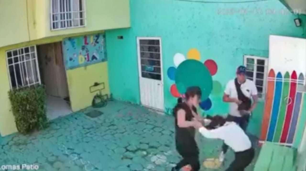 La maestra Brenda fue golpeada, jaloneada, amenazada y obligada a pedirle perdón de rodillas al niño, según se establece en la denuncia que presentó ante la FGJEM. Foto: Captura de pantalla