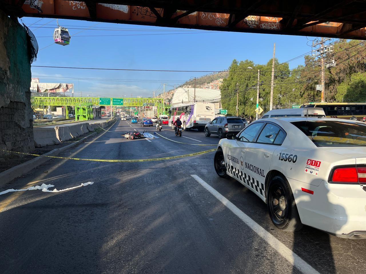 El cuerpo del motociclista se encuentra en carriles centrales antes de subir el puente del periférico, en el lugar una patrulla de la Guardia Nacional espera la llegada de los peritos de la fiscalía. Foto: Israel Lorenzana.