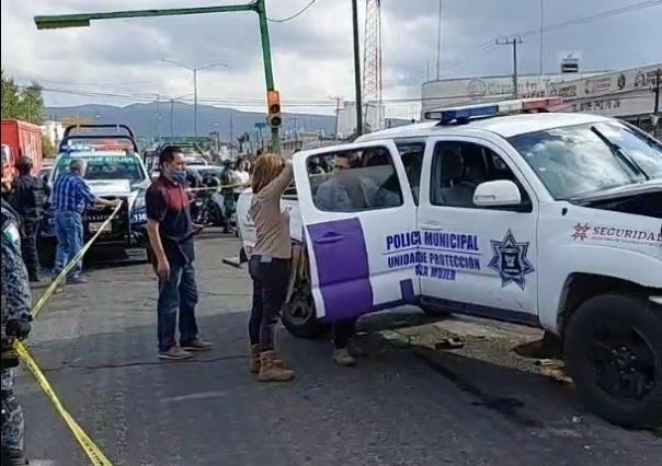 Muere motociclista tras pasarse el semáforo y chocar contra patrulla en Hidalgo