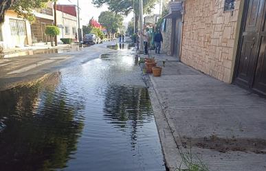 Tubería rota causa gran fuga de agua en Azcapotzalco