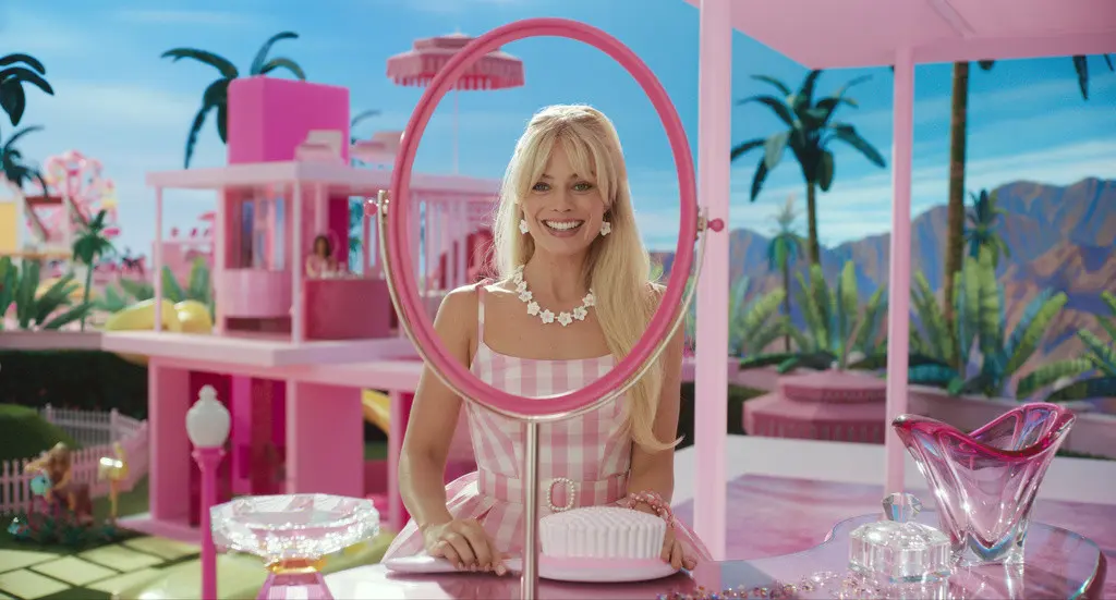 En esta imagen proporcionada por Warner Bros. Pictures Margot Robbie en una escena de Barbie. (Warner Bros. Pictures vía AP)