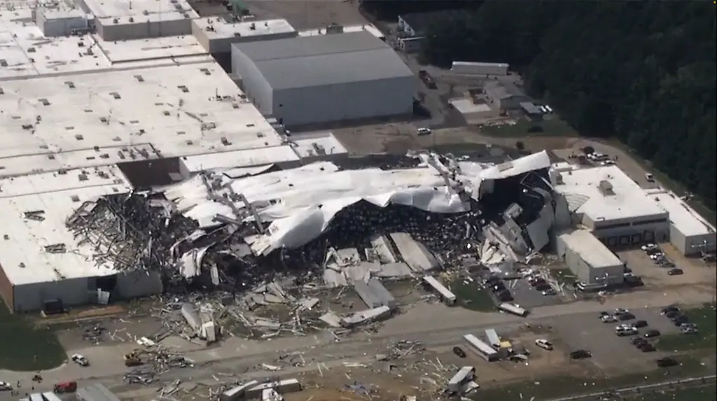 Una planta de Pfizer resultó dañada por clima extremo el miércoles 19 de julio de 2023 en Rocky Mount, Carolina del Norte. (WTVD vía AP)