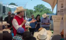 Entrega Esteban Villegas fertilizante a pequeños productores del campo