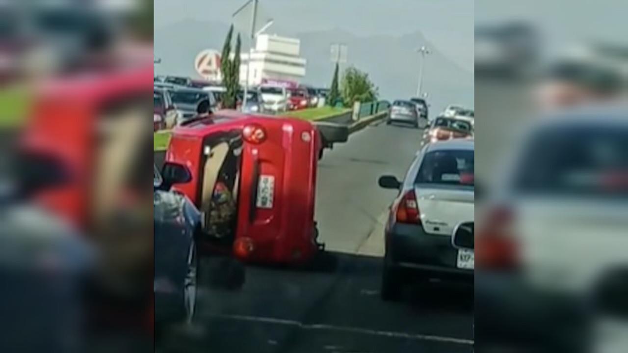 El conductor de un automóvil compacto resultó con lesiones menores, luego de que chocó con el muro de contención y terminó volcado sobre los carriles centrales de Paseo Tollocan, en Toluca. Foto: Captura de pantalla