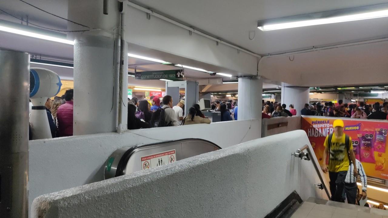 Reportan retrasos importantes en varias líneas del Metro. Foto: Especial