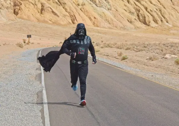 Corre hombre por el Valle de la Muerte a 53 grados vestido de Darth Vader