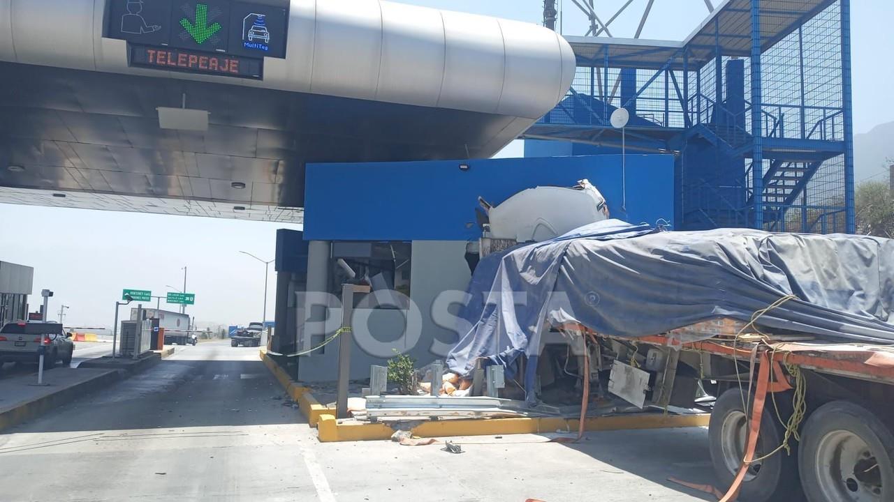 La Protección Civil Jaguares y los Bomberos de Nuevo León se desplegaron en la zona para evaluar los daños y asegurarse de que no hubiera riesgo para los trabajadores y usuarios de la autopista. Foto: Raymundo Elizalde.