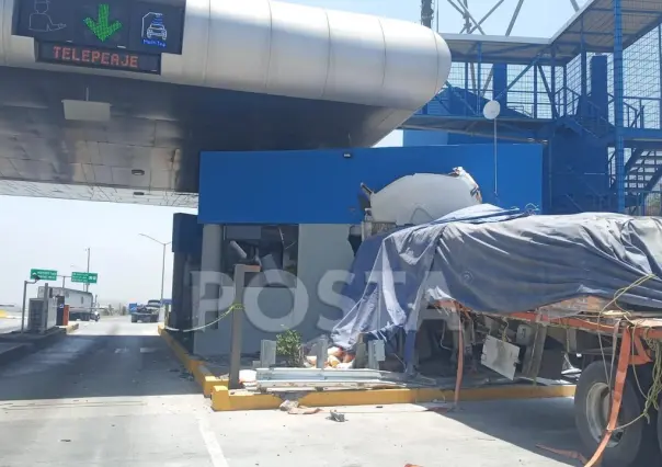 Choca tráiler sin frenos contra caseta de cobro de autopista en Santa Catarina