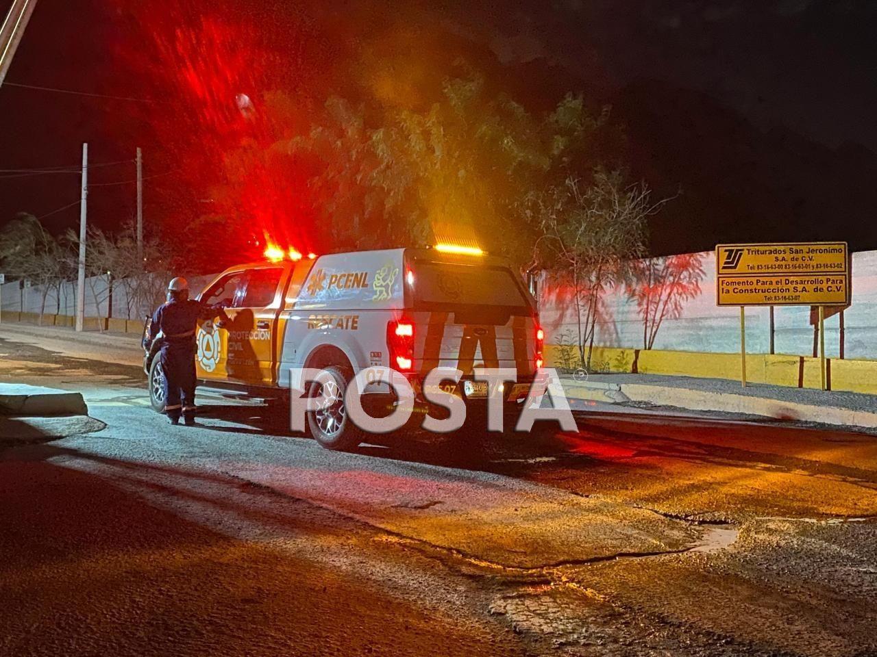 Al lugar llegaron paramédicos de Protección Civil “jaguares” Santa Catarina, quienes confirmaron que el hombre ya no contaba con signos vitales. Foto: Raymundo Elizalde.