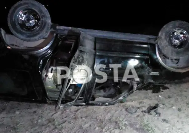 Mujer está muy grave tras volcar en la carretera Gómez Palacio - Jiménez