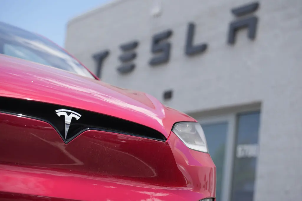 Un vehículo Model X 2023 frente a un concesionario Tesla el 18 de junio de 2023 en Littleton, Colorado. (Foto AP/David Zalubowski)