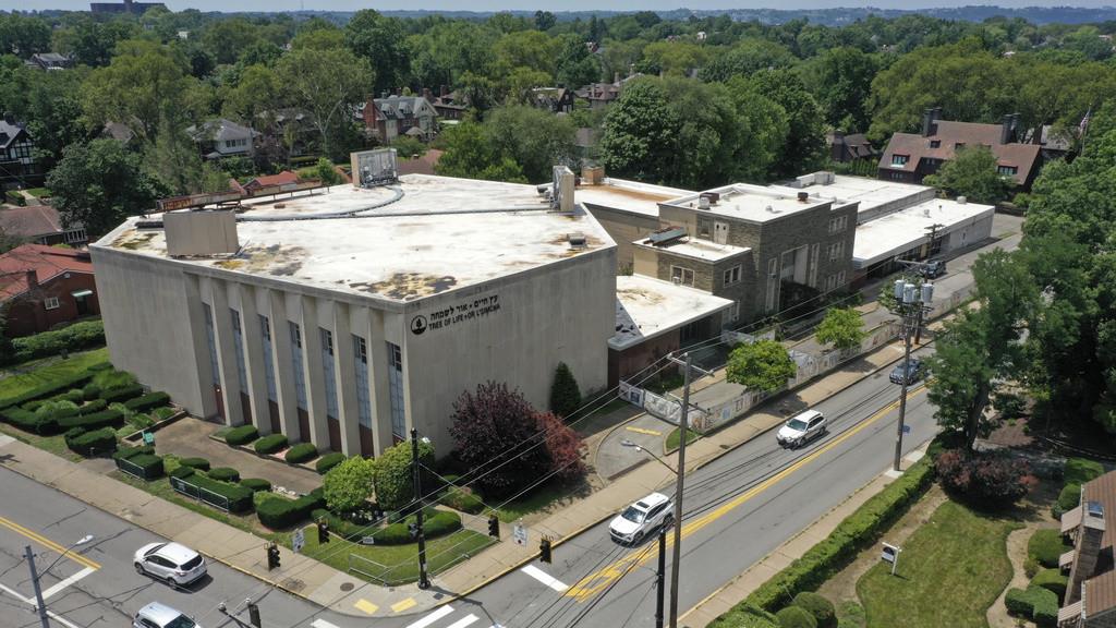 Esta imagen tomada con un dron muestra la sinagoga Tree of Life en el vecindario Squirrel Hill de Pittsburgh, Pensilvania, el jueves 13 de julio de 2023. (AP Foto/Gene J. Puskar)