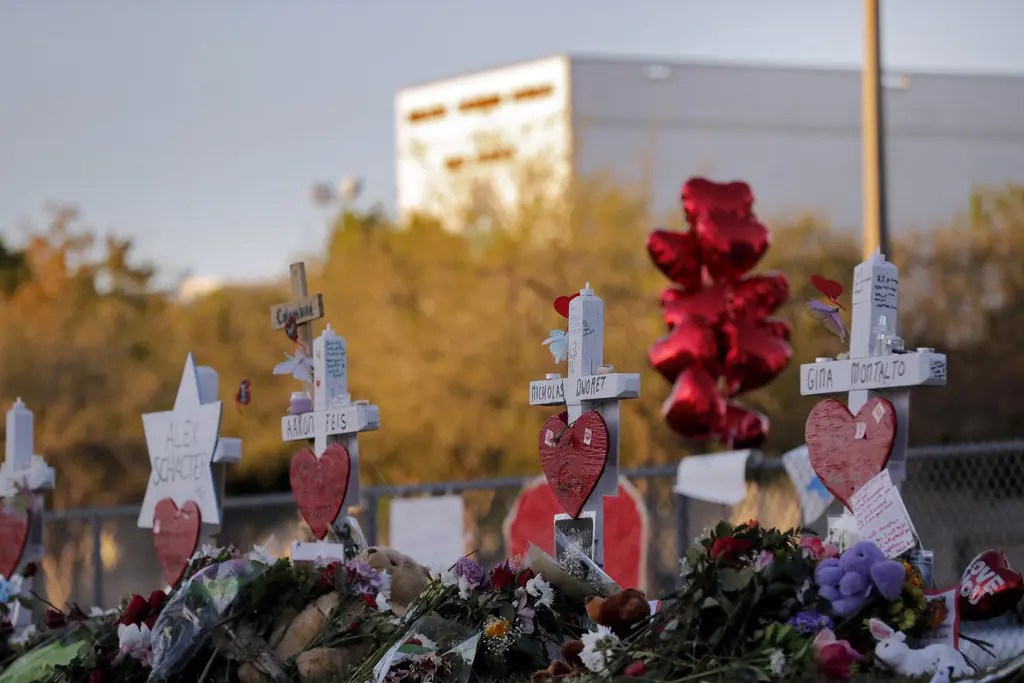 Memorial afuera de la escuela secundaria Marjory Stoneman Douglas, donde 17 estudiantes y profesores fueron asesinados en Parkland, Florida, el 19 de febrero de 2018. (Foto AP/Gerald Herbert, Archivo)