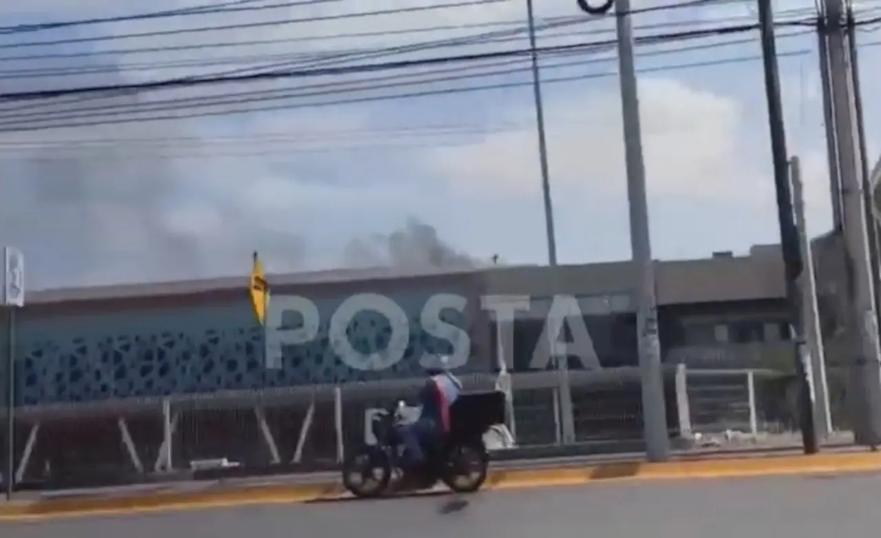 Protección Civil de Nuevo León Informó que el despliegue, fue tras el reporte del incendio de comercio. Foto: Raymundo Elizalde.