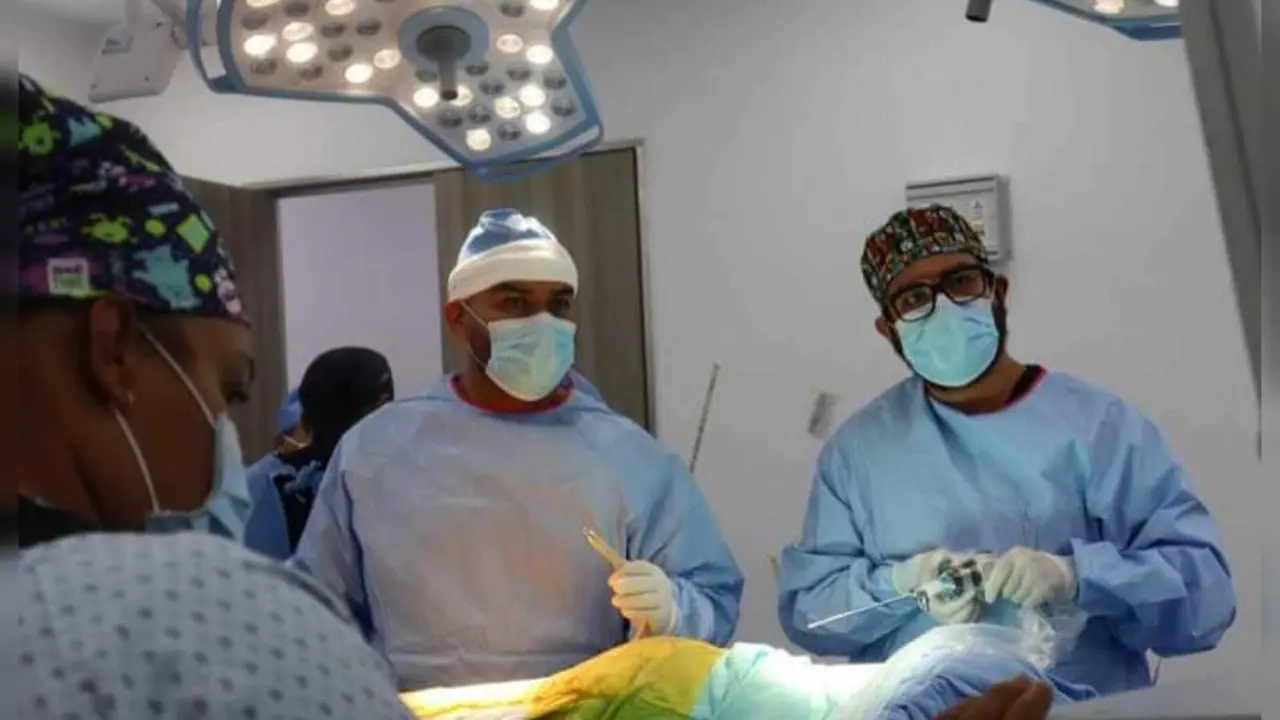 Se realizó la primer cirugía de endoscopia biportal, una técnica quirúrgica para tratar enfermedades de la columna vertebral. Foto: Facebook Cruz Roja Mexicana Durango.