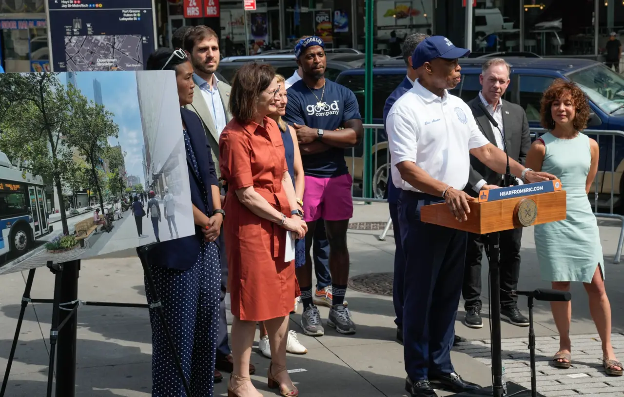 Nuestra taza se llenó. No tenemos más espacio en la ciudad, declaró Adams en una rueda de prensa el miércoles. Foto: Twitter/ @NYCMayorsOffice